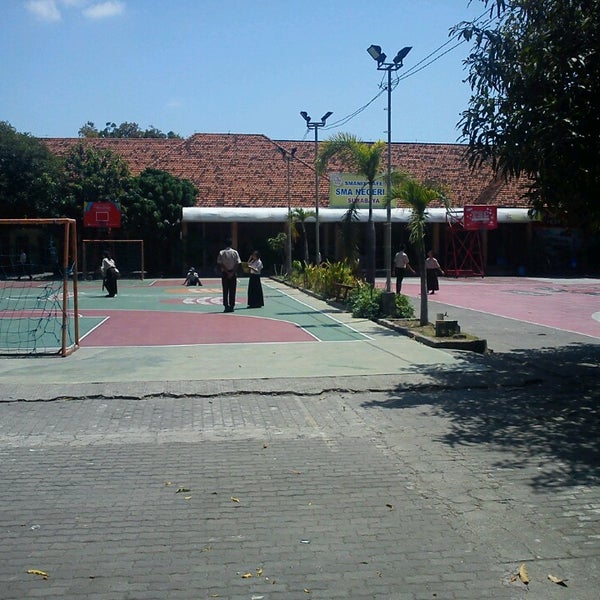 Снимок сделан в SMA Negeri 9 Surabaya пользователем Naufal A. 9/1/2013