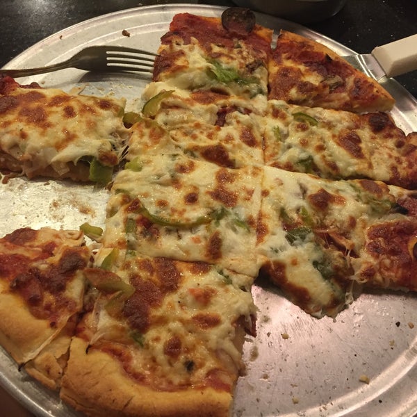 Foto tomada en PizzaPapalis of Greektown  por Crusty R. el 6/5/2016