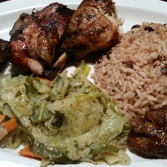 Das Foto wurde bei Mangos Caribbean Restaurant von Crusty R. am 7/20/2014 aufgenommen