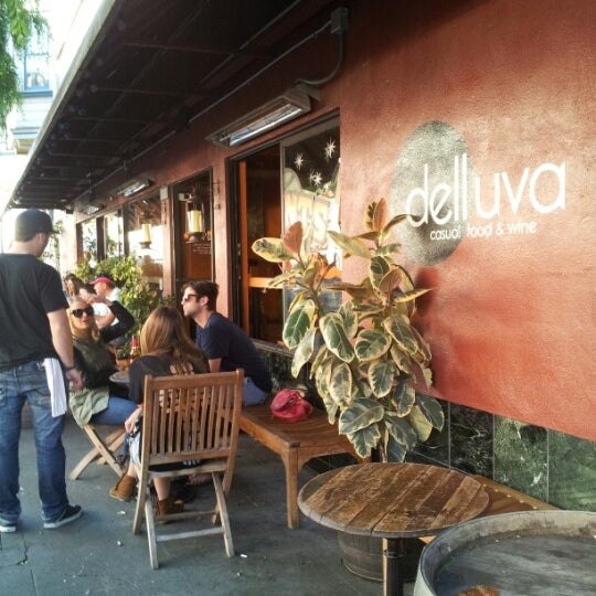 Foto tomada en Dell&#39;uva Wine Bar &amp; Cafe  por SoyeonKimberly K. el 11/5/2012