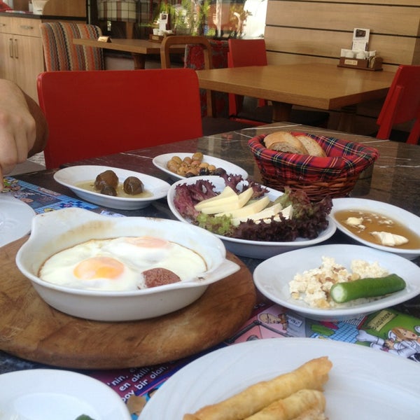 Foto tirada no(a) Alins Cafe Restaurant por A🐾 Ş. em 5/19/2013