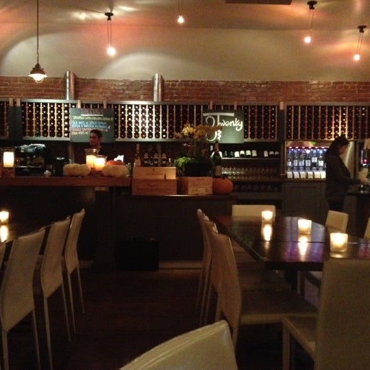 Foto tirada no(a) 3Twenty Wine Lounge por Kenny H. em 10/21/2012