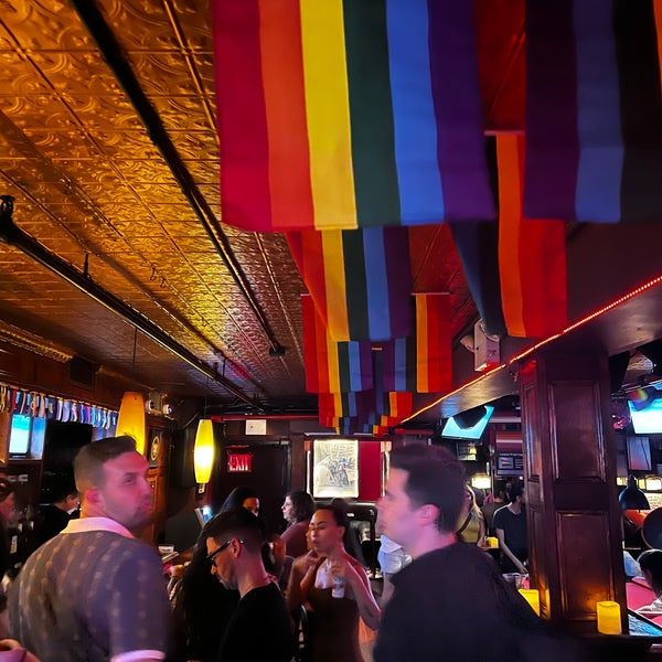 Foto diambil di Stonewall Inn oleh Mervyn S. pada 7/22/2022