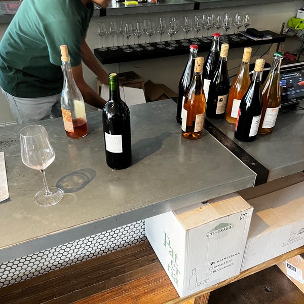Foto scattata a Vino Carta - Wine Shop &amp; Bar da Mervyn S. il 9/5/2022