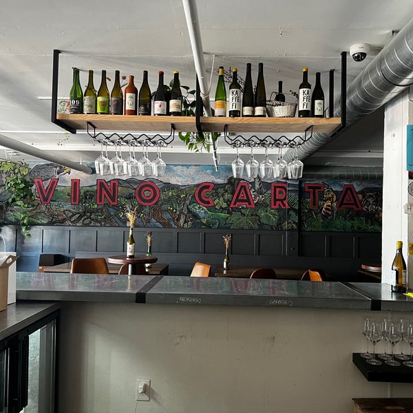 Foto diambil di Vino Carta - Wine Shop &amp; Bar oleh Mervyn S. pada 9/5/2022