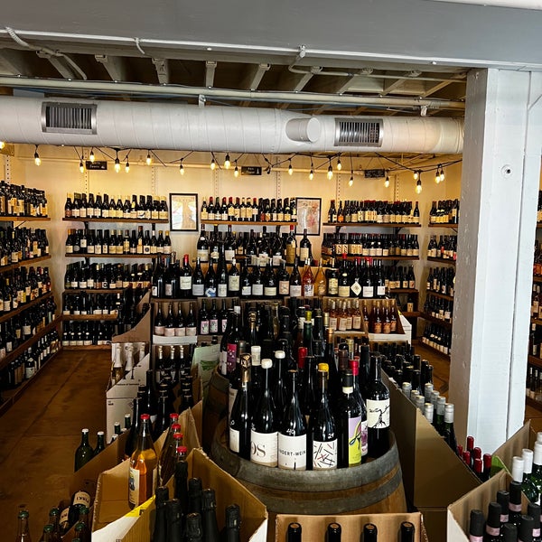 Foto scattata a Vino Carta - Wine Shop &amp; Bar da Mervyn S. il 9/5/2022