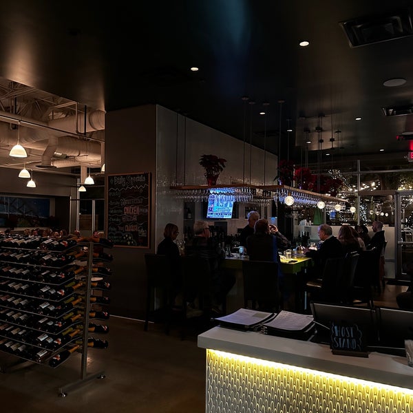 Foto diambil di The Grove Wine Bar &amp; Kitchen - West Lake oleh Mervyn S. pada 12/21/2022