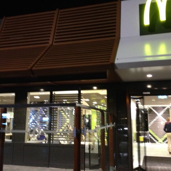 รูปภาพถ่ายที่ McDonald&#39;s โดย Huib G. เมื่อ 1/1/2014