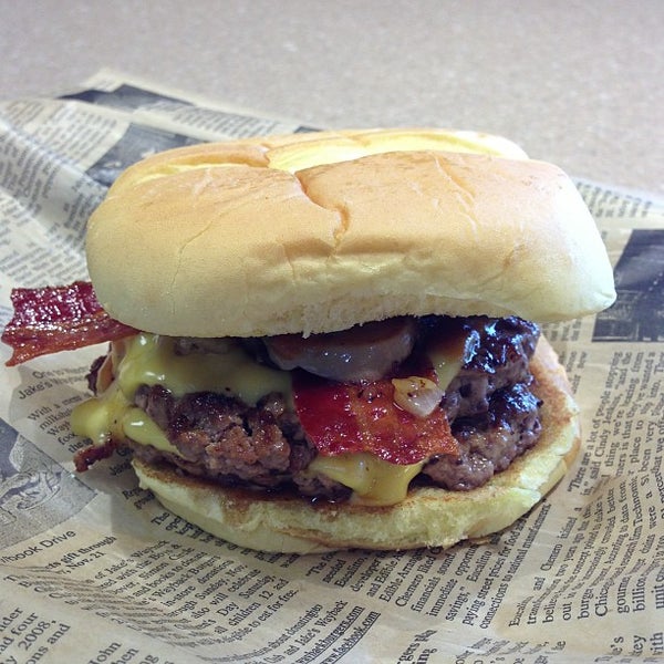 Foto diambil di Jake&#39;s Wayback Burgers oleh Stephen P. pada 7/12/2013