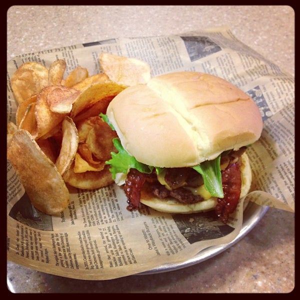 Foto diambil di Jake&#39;s Wayback Burgers oleh Stephen P. pada 11/10/2012