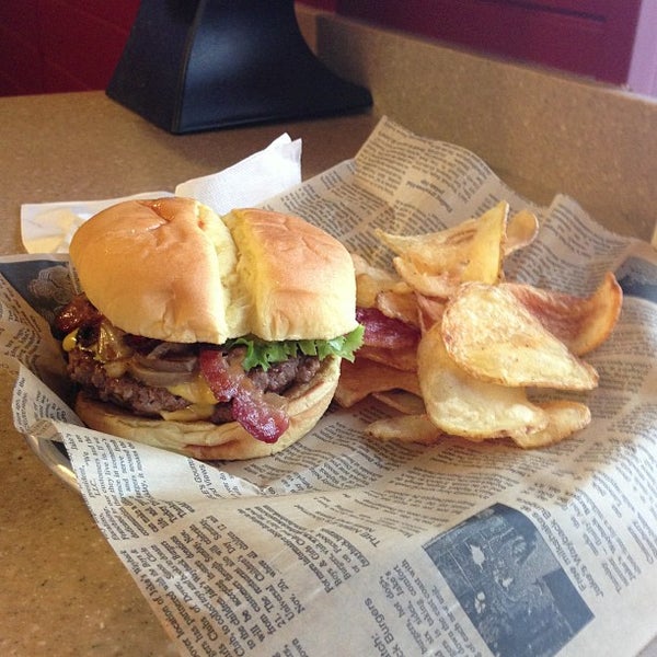 Foto diambil di Jake&#39;s Wayback Burgers oleh Stephen P. pada 2/24/2013