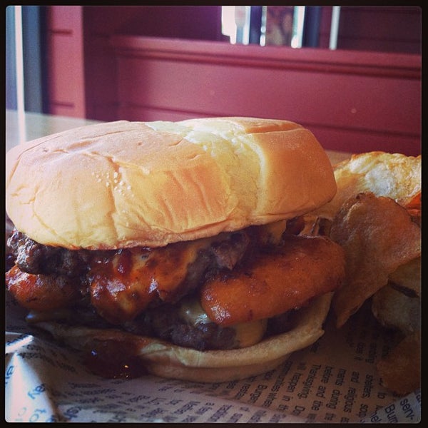 Foto diambil di Jake&#39;s Wayback Burgers oleh Stephen P. pada 9/13/2013