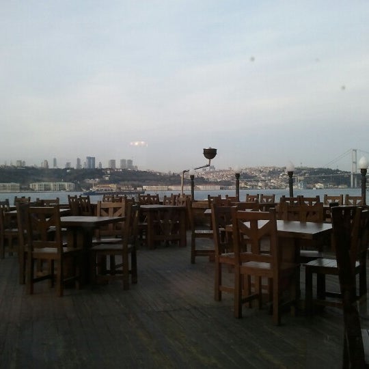 2/2/2013 tarihinde Kemal B.ziyaretçi tarafından Vira Balık Restaurant'de çekilen fotoğraf