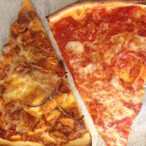 Снимок сделан в Rizzo&#39;s Fine Pizza пользователем Stephanie A. 5/4/2014