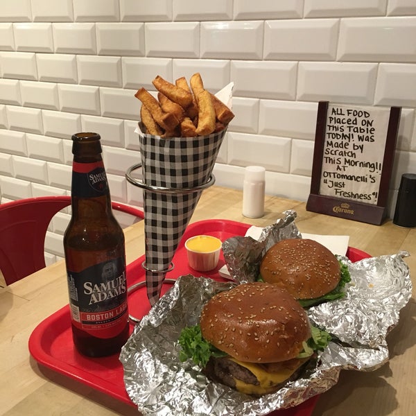 Photo prise au F. Ottomanelli Burgers and Belgian Fries par Stephanie A. le3/16/2017