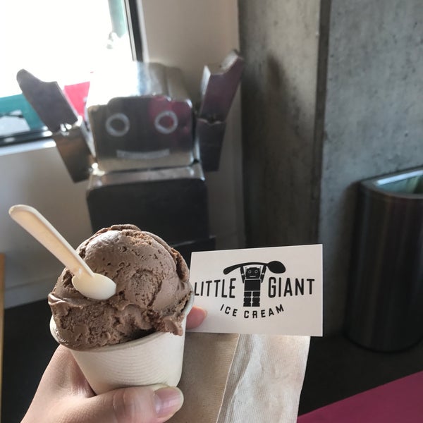 Foto tirada no(a) Little Giant Ice Cream por Fenty H. em 7/24/2017