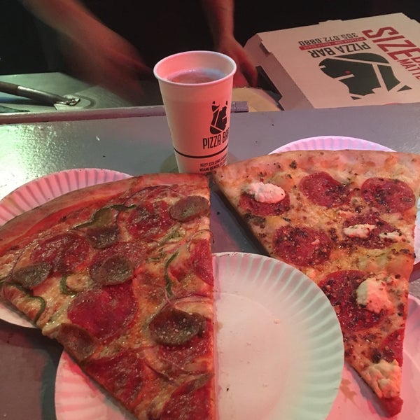 Foto scattata a Pizza Bar South Beach da Sean DeMarco il 3/17/2018