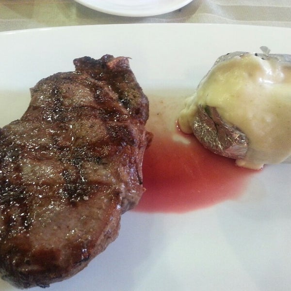 Foto tomada en Los Troncos Steak House  por Ronald B. el 3/17/2013