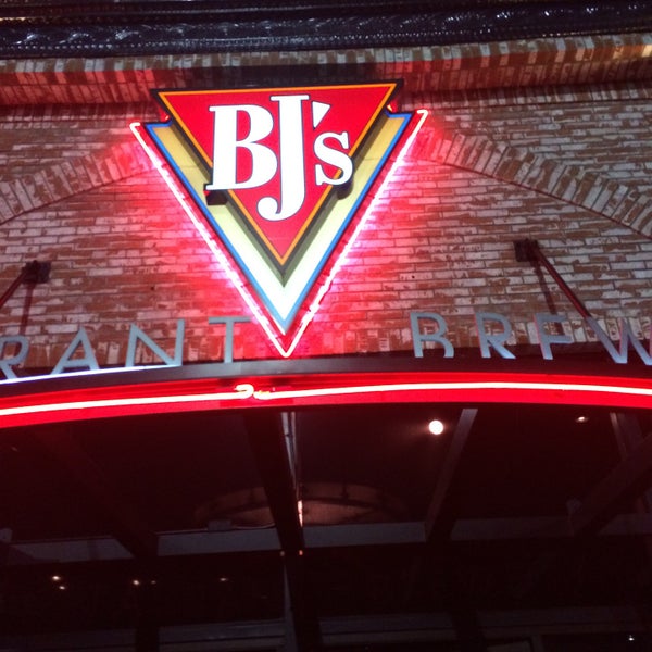 Photo taken at BJ&#39;s Restaurant &amp; Brewhouse by K on 11/15/2015