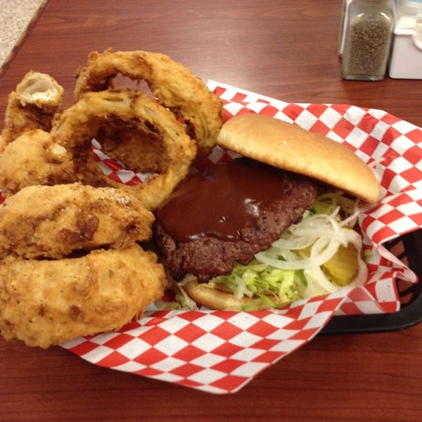 Снимок сделан в Chop House Burgers пользователем Elaine P. 10/23/2013