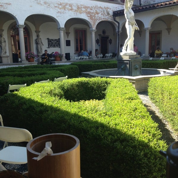 รูปภาพถ่ายที่ Villa Terrace Art Museum โดย Beth G. เมื่อ 8/4/2013