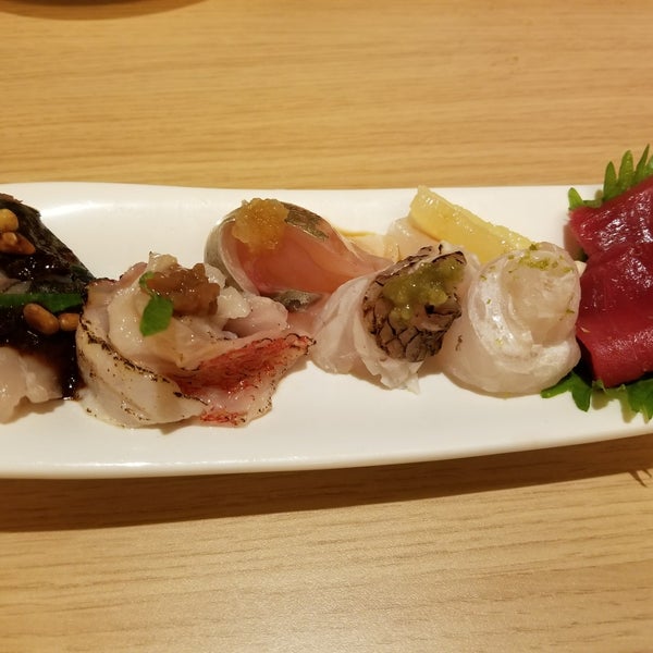Foto diambil di Sushi Enya oleh Odilia C. pada 11/13/2017
