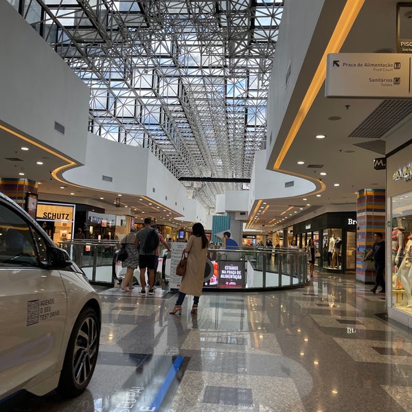 รูปภาพถ่ายที่ Brasília Shopping โดย Eduardo C. เมื่อ 8/16/2022