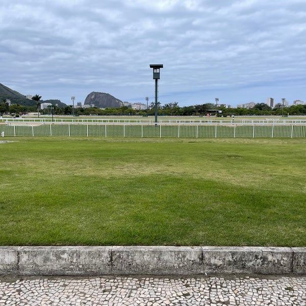 รูปภาพถ่ายที่ Jockey Club Brasileiro โดย Eduardo C. เมื่อ 9/23/2021