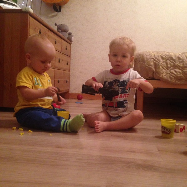 Малыш в песочнице. Дети 7-10 лет. Лето дети. Радостные дети. Дети лока.