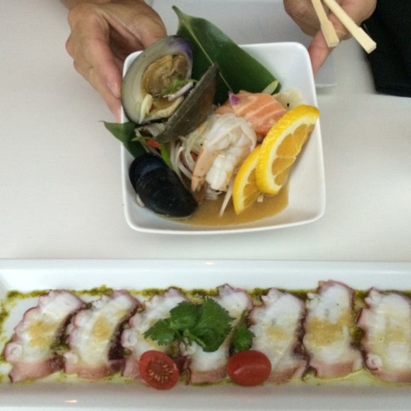 Снимок сделан в Sushi Room - A Sake Lounge пользователем Alex F. 9/5/2014