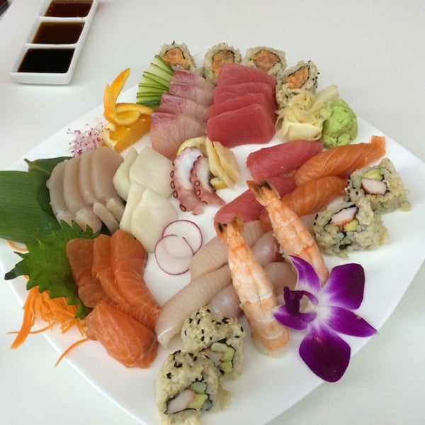 Снимок сделан в Sushi Room - A Sake Lounge пользователем Alex F. 9/9/2014