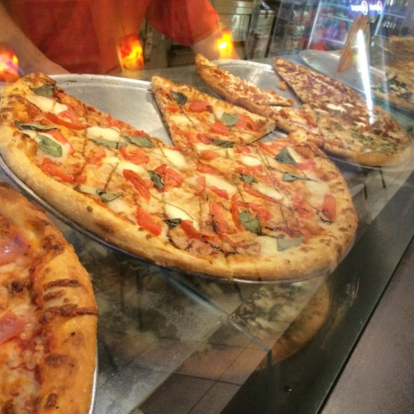 8/15/2014에 Alex F.님이 Pizza Girls WPB에서 찍은 사진