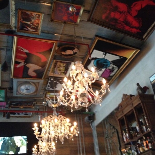 Das Foto wurde bei Praha Lounge &amp; Café von Eileen M. am 5/26/2013 aufgenommen