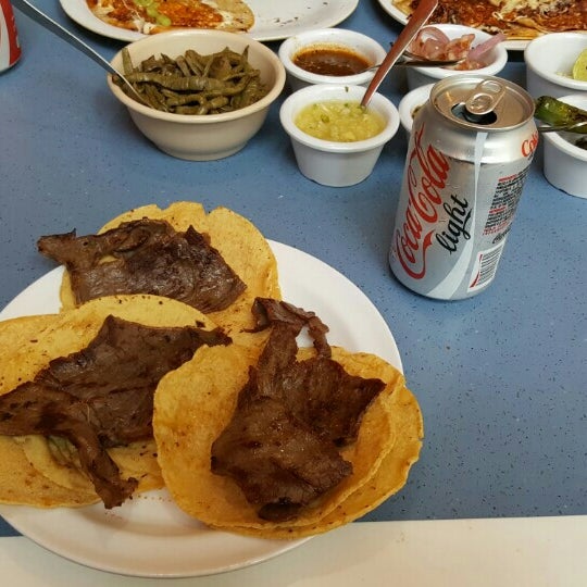 รูปภาพถ่ายที่ El Buen Taco de Cecina โดย Enrique D. เมื่อ 4/23/2016