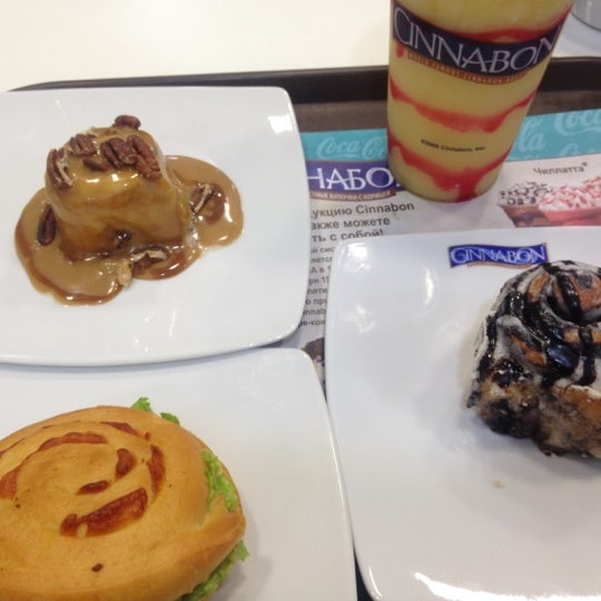 Мини булочка синнабон. Булочки синнабон кафе. Синнабон черемушки. Булочки синнабон кафе. Cinnabon тюмень.