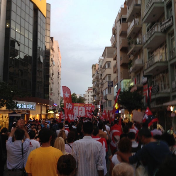 Снимок сделан в Kıbrıs Şehitleri Caddesi пользователем S.S 6/7/2013