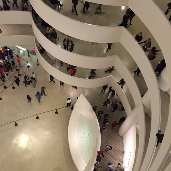 10/24/2015 tarihinde Lynn H.ziyaretçi tarafından Solomon R Guggenheim Museum'de çekilen fotoğraf