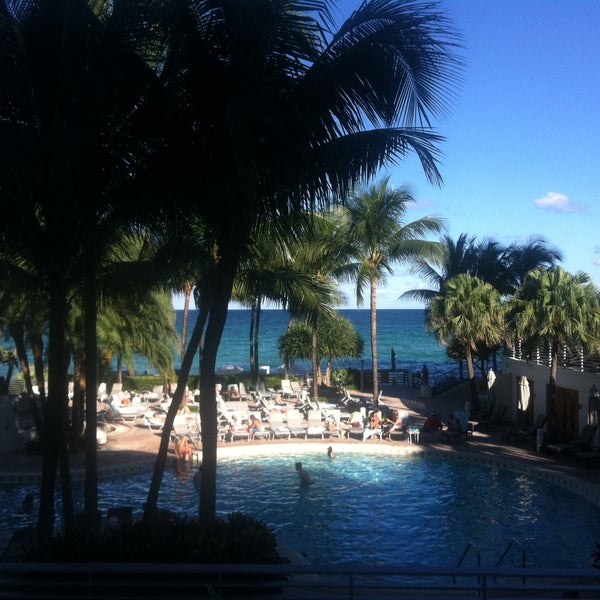 10/11/2013にYana G.がBeach at the Diplomat Beach Resort Hollywood, Curio Collection by Hiltonで撮った写真