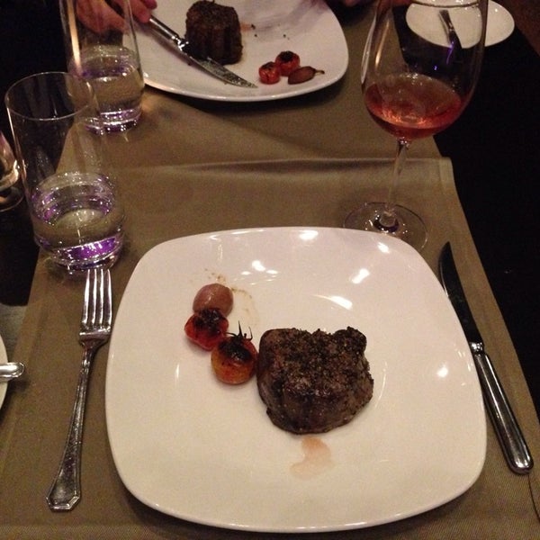Foto scattata a Columbia Steak House da Jean A. il 8/23/2014