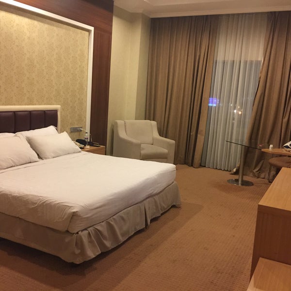 รูปภาพถ่ายที่ Surabaya Suites Hotel โดย Wahyu B. เมื่อ 12/28/2017