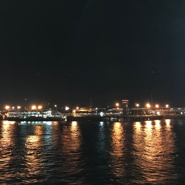Foto diambil di Pelabuhan Penyeberangan Ketapang oleh Wahyu B. pada 3/28/2021