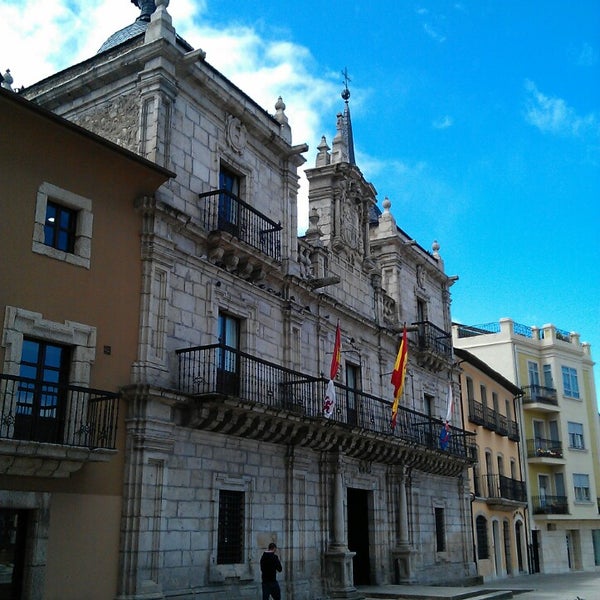 Das Foto wurde bei Ayuntamiento de Ponferrada von Hikergoer H. am 5/28/2013 aufgenommen
