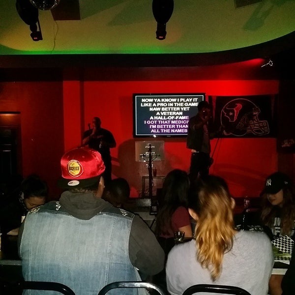 Foto scattata a Glitter Karaoke da Major H. il 11/26/2014