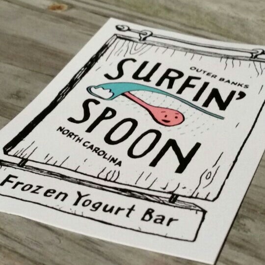 รูปภาพถ่ายที่ Surfin&#39; Spoon Frozen Yogurt Bar โดย Kim C. เมื่อ 8/18/2015
