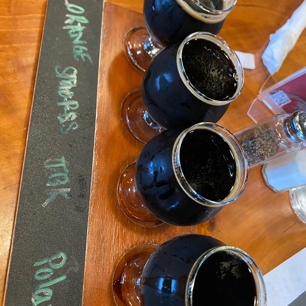 Foto diambil di Upland Brewing Company Brew Pub oleh Shawn B. pada 10/30/2021