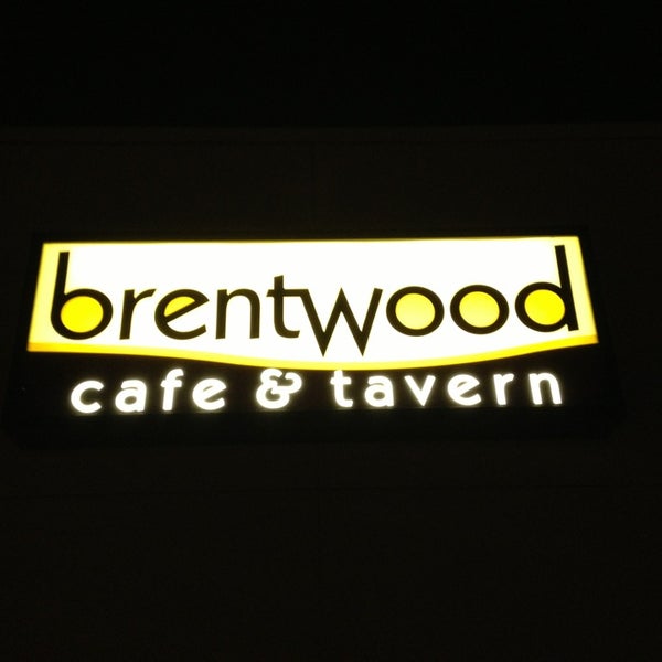 รูปภาพถ่ายที่ Brentwood Cafe &amp; Tavern โดย Dara M. เมื่อ 3/29/2013
