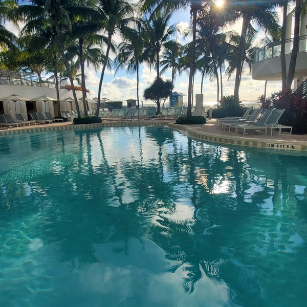 5/20/2023에 Stacy님이 Pool at the Diplomat Beach Resort Hollywood, Curio Collection by Hilton에서 찍은 사진
