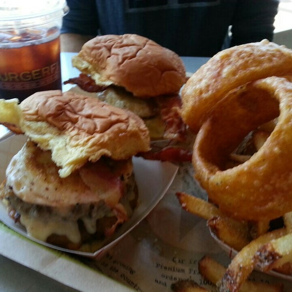 Photo prise au BurgerFi par Stacy le10/3/2015