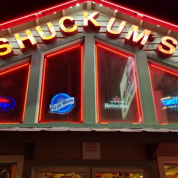 Foto diambil di Shuckums Oyster Pub &amp; Grill oleh Stacy pada 9/28/2018
