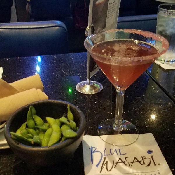 Foto scattata a Blue Wasabi Sushi &amp; Martini Bar da Stacy il 12/8/2019